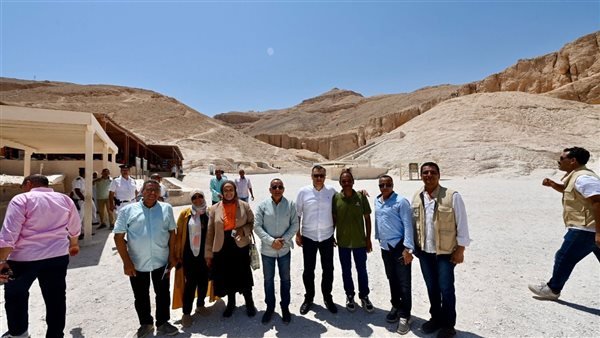 وزير السياحة والآثار المصري يتفقد بعض المواقع الأثرية في الأقصر وزير السياحة والآثار المصري يتفقد بعض المواقع الأثرية في الأقصر