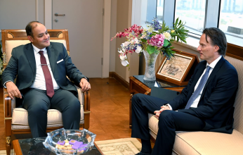 أحمد سمير: البيئة التشريعية والبنية التحتية وتعدد مصادر الطاقة والحوافز الجاذبة أبرز عوامل جذب الاستثمارات للسوق المصري