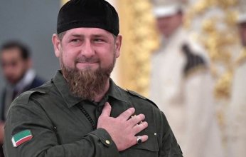 بالفيدو.. نجل رئيس الشيشان ينهال بالضرب على حارق القرآن الكريم