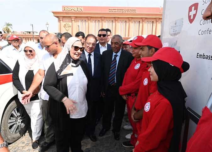 جولة تفقدية لوزيرة التضامن لنقطة الخدمات الإنسانية للهلال الأحمر المصري أمام محطة السكك الحديدية بأسوان جولة تفقدية لوزيرة التضامن لنقطة الخدمات الإنسانية للهلال الأحمر المصري أمام محطة السكك الحديدية بأسوان