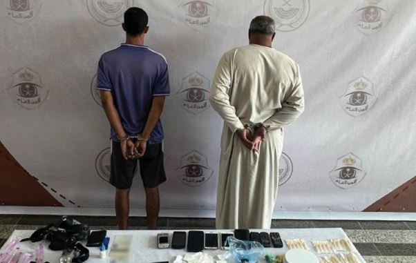 ضبط شخصين لاتخاذهما منزلا وكرا لترويج المخدرات بمنطقة الباحة ضبط شخصين لاتخاذهما منزلا وكرا لترويج المخدرات بمنطقة الباحة