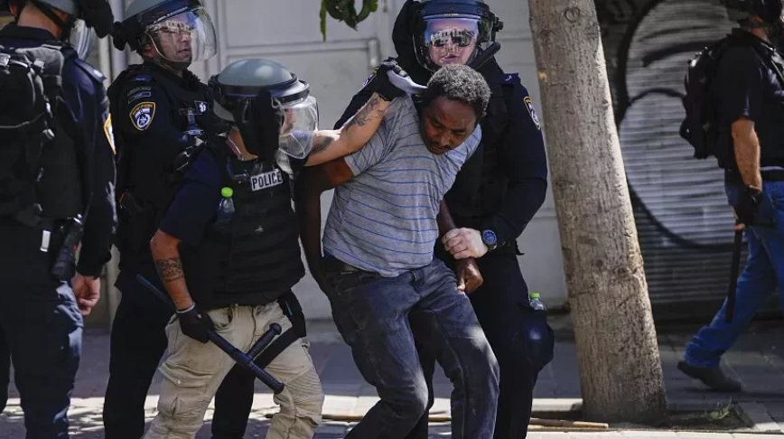 مواجهات عنيفة بتل أبيب بين مؤيدي حكومة إريتريا ومعارضيها مواجهات عنيفة بتل أبيب بين مؤيدي حكومة إريتريا ومعارضيها