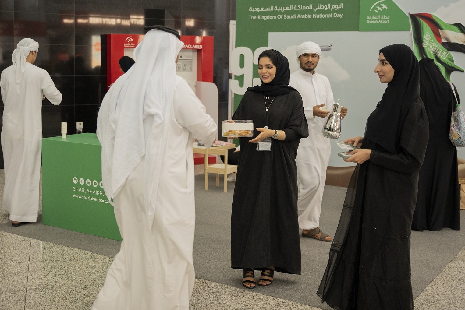 مطار الشارقة يحتفي بالمسافرين السعوديين بمناسبة اليوم الوطني الـ93 للمملكة مطار الشارقة يحتفي بالمسافرين السعوديين بمناسبة اليوم الوطني الـ93 للمملكة