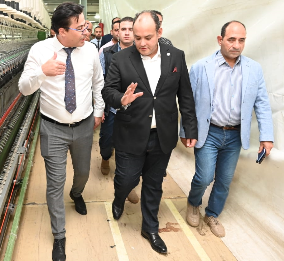 وزير التجارة والصناعة المصري يجرى جولة تفقدية بالمنطقة الصناعية ببرج العرب لمتابعه انتاج الدواء والادوات المنزليه وزير التجارة والصناعة المصري يجرى جولة تفقدية بالمنطقة الصناعية ببرج العرب لمتابعه انتاج الدواء والادوات المنزليه