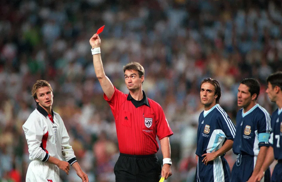 ديفيد بيكهام يروي مأساته مع التنمر والاضطهاد بعد طرده أمام الارجنتين في كأس العالم 1998 ديفيد بيكهام يروي مأساته مع التنمر والاضطهاد بعد طرده أمام الارجنتين في كأس العالم 1998