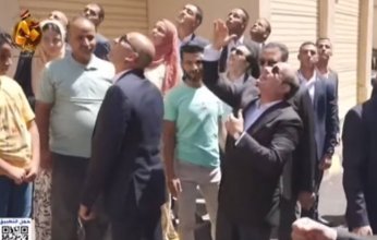 مصر.. الرئيس السيسي يُوجه التحية لأهالي قرية سدس الأمراء من شرفة منزل سيدة استجاب لزيارة منزلها