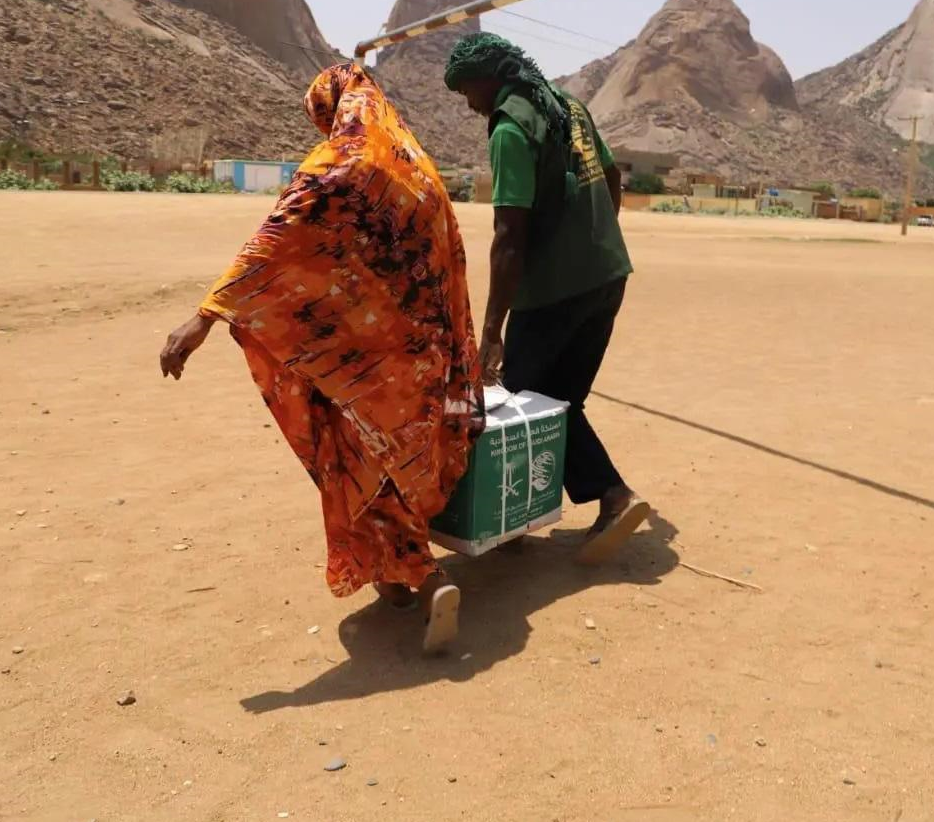 مركز الملك سلمان للإغاثة يوزع سلال غذائية في السودان مركز الملك سلمان للإغاثة يوزع سلال غذائية في السودان