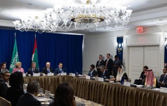 وزير الخارجية السعودي يعقد اجتماعاً مع نظيرَيه الإماراتي والأمريكي