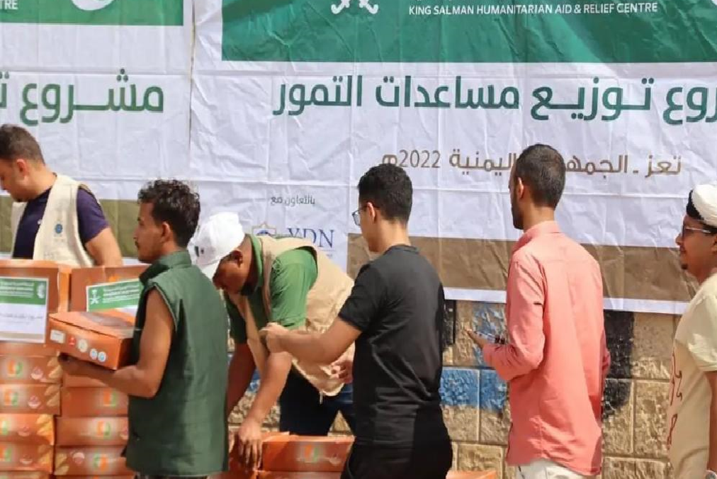 مركز الملك سلمان للإغاثة يوزع آلاف من كرتون التمر في محافظات اليمن مركز الملك سلمان للإغاثة يوزع آلاف من كرتون التمر في محافظات اليمن