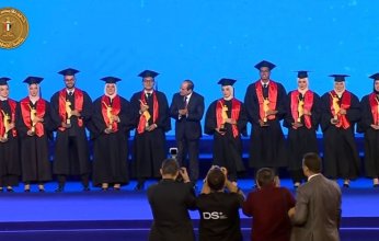 الرئيس المصري يكرم أوائل الخريجين ضمن يوم تفوق جامعات مصر