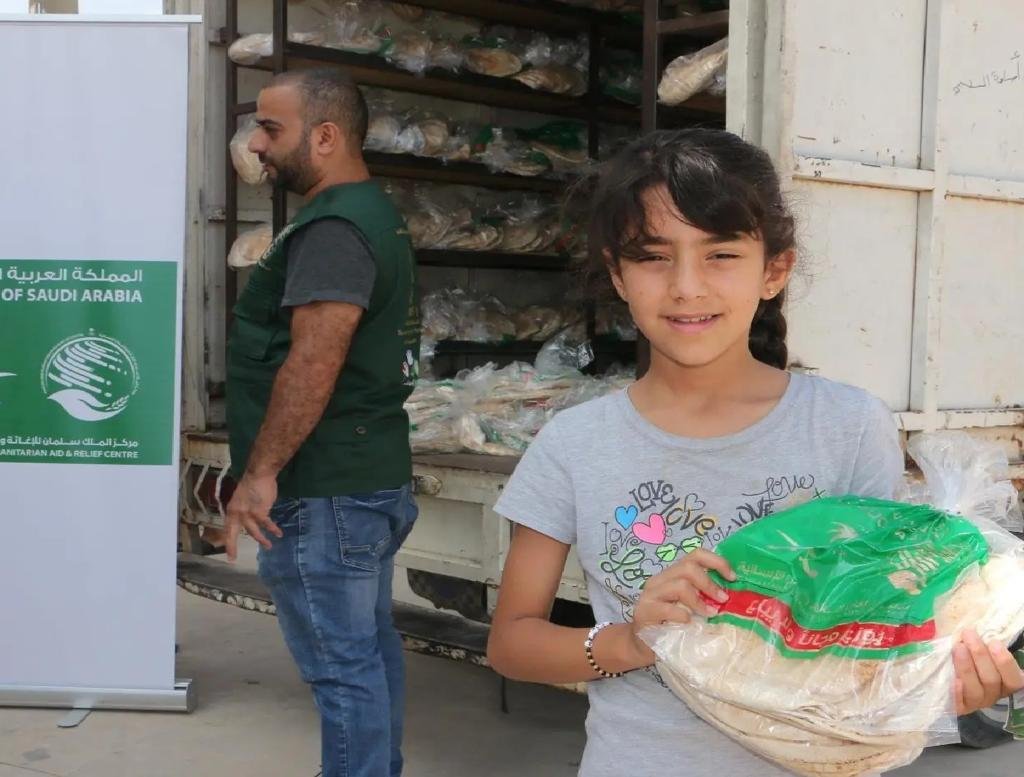 مركز الملك سلمان للإغاثة يوزع500.000ربطة خبز يومياً خلال أسبوع للأسر اللاجئة في شمال لبنان مركز الملك سلمان للإغاثة يوزع500.000ربطة خبز يومياً خلال أسبوع للأسر اللاجئة في شمال لبنان
