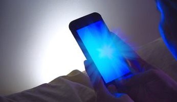 دراسة حديثه.. الضوء الأزرق المنبعث من الهواتف قد يسبب البلوغ المبكر لدى الأطفال