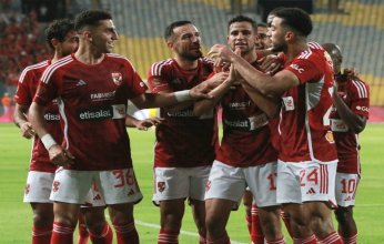 الدوري المصري.. بيرسي تاو يسجل الهدف الثاني للأهلي في شباك المصري