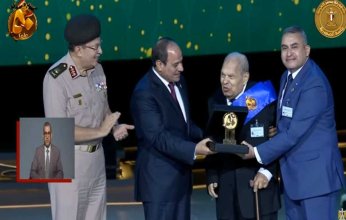 الرئيس المصري يكرم عددا من أبطال حرب أكتوبر