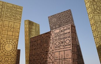 أجزاء من متاهة" الفنان البحريني راشد آل خليفة في معرض "الأبد هو الآن" المقام عند سفح أهرامات الجيزة