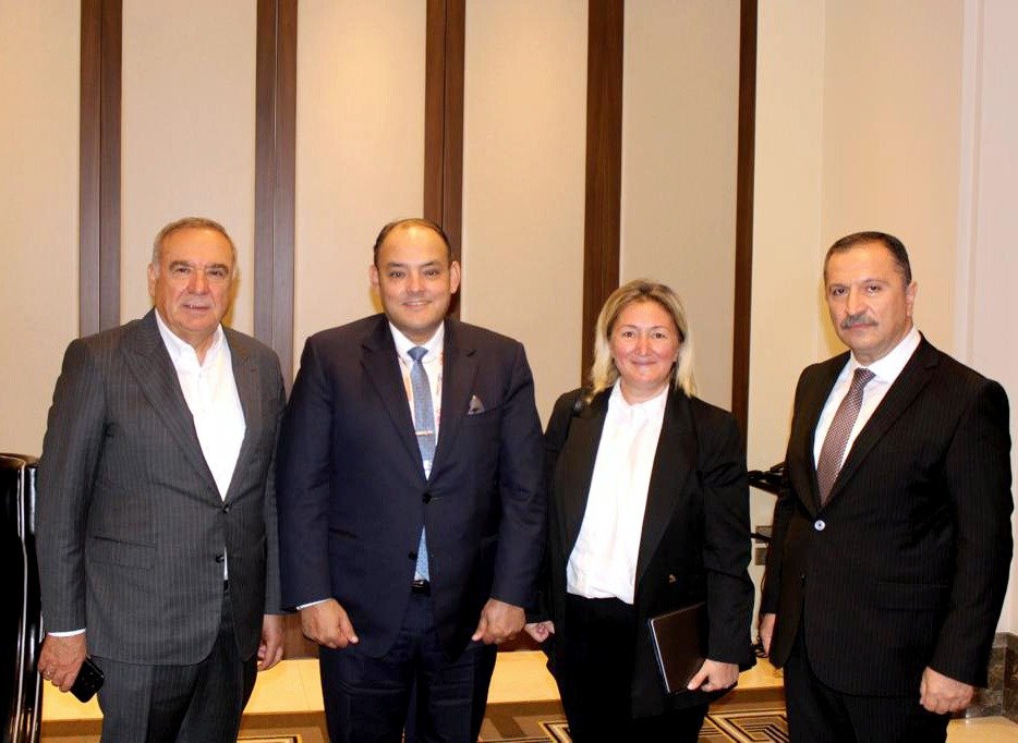 وزير التجارة والصناعة يلتقي عدداً من الشركات التركية في مجالات الملابس الجاهزة والمنسوجات والأثاث والعقارات وزير التجارة والصناعة يلتقي عدداً من الشركات التركية في مجالات الملابس الجاهزة والمنسوجات والأثاث والعقارات