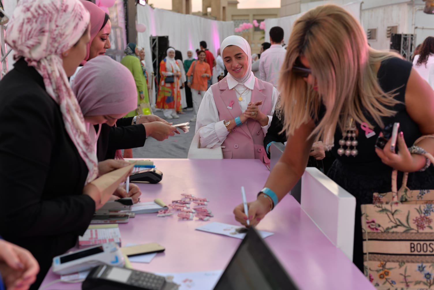 مليون و٣٠٠ ألف هدية دعاء فاروق لمحاربات السرطان مليون و٣٠٠ ألف هدية دعاء فاروق لمحاربات السرطان