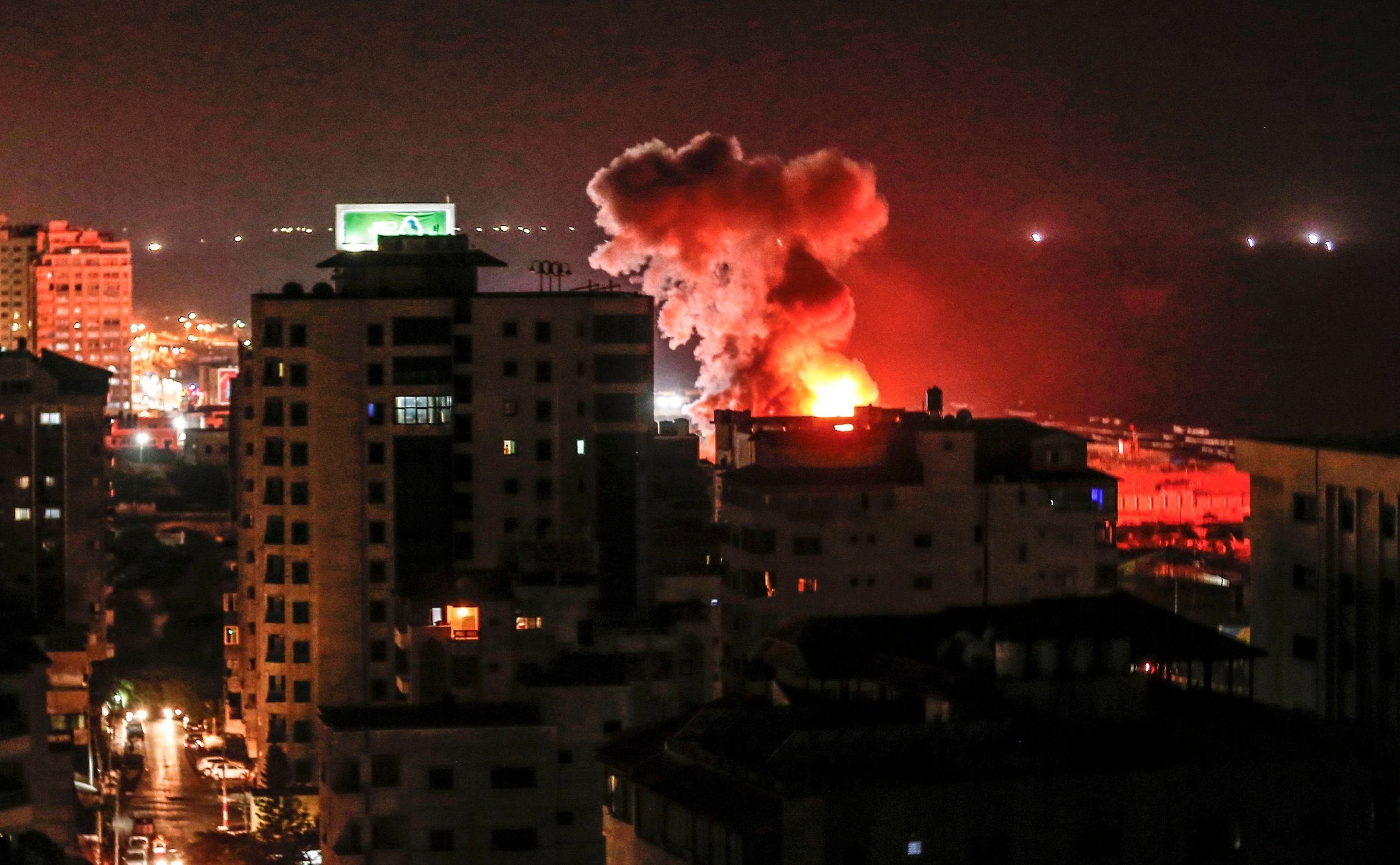بعد المعمداني.. طيران الإحتلال يقصف محيط مستشفى غزة الأوروبي بعد المعمداني.. طيران الإحتلال يقصف محيط مستشفى غزة الأوروبي