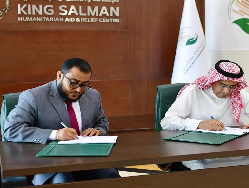 مركز الملك سلمان للإغاثة يوقع اتفاقية مشتركة لتشغيل مستشفى طب وجراحة العيون بمأرب ومشروع لكفالة الأيتام وتمكين أسرهم اقتصادياً في اليمن مركز الملك سلمان للإغاثة يوقع اتفاقية مشتركة لتشغيل مستشفى طب وجراحة العيون بمأرب ومشروع لكفالة الأيتام وتمكين أسرهم اقتصادياً في اليمن