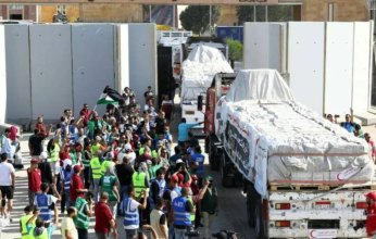 قافلة المساعدات السادسة تفرغ حمولتها في الجانب الفلسطيني
