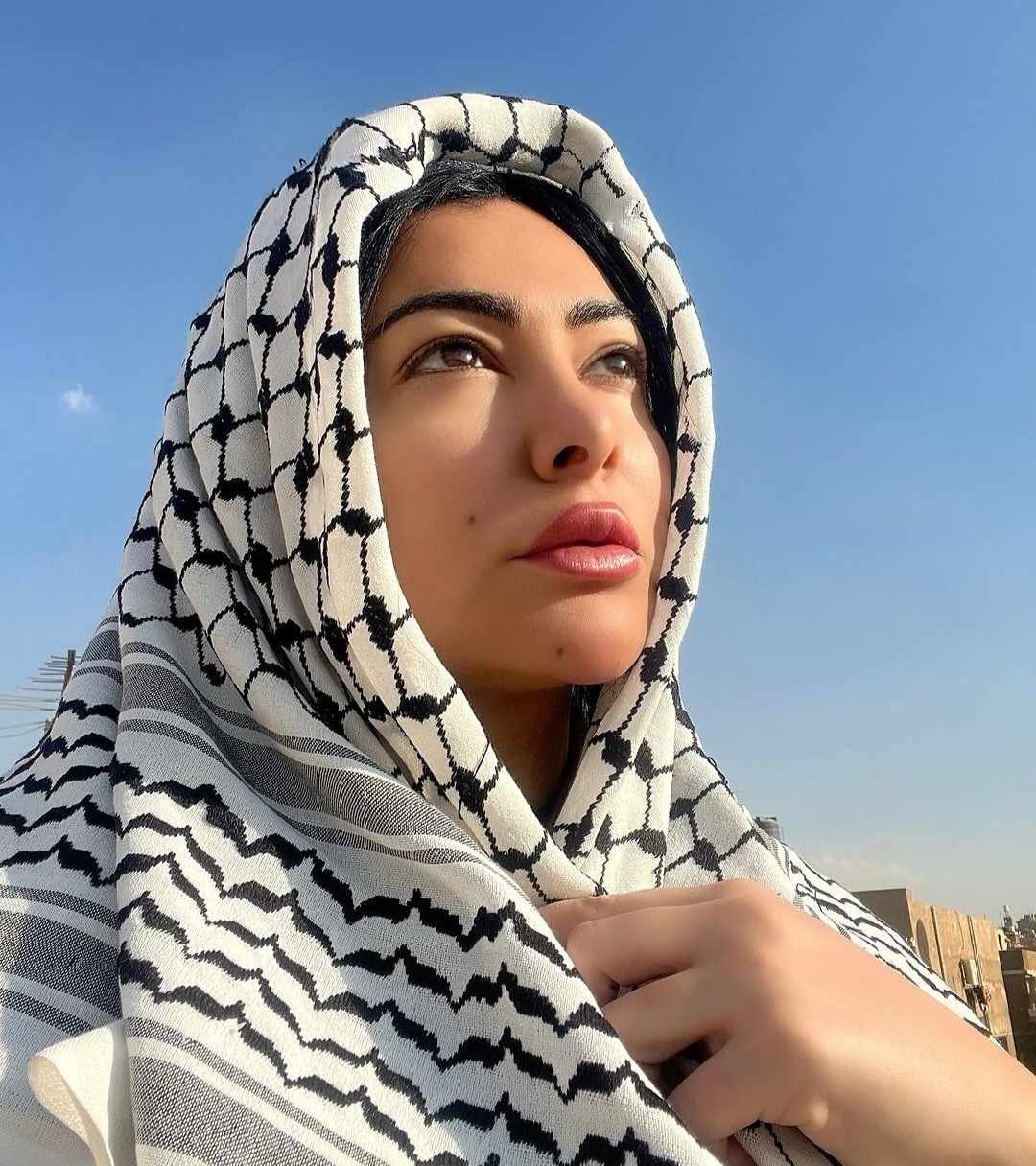ميرهان حسين تشارك جمهورها بالشال الفلسطيني على إنستجرام 1 khaligyoun13786