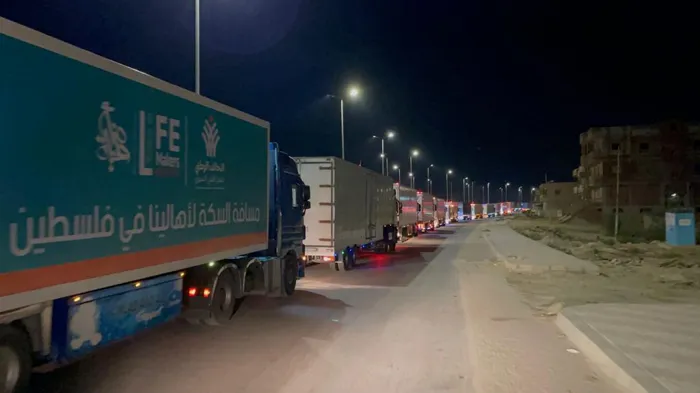 خلال دقائق.. قافلة مساعدات جديدة تدخل غزة خلال دقائق.. قافلة مساعدات جديدة تدخل غزة