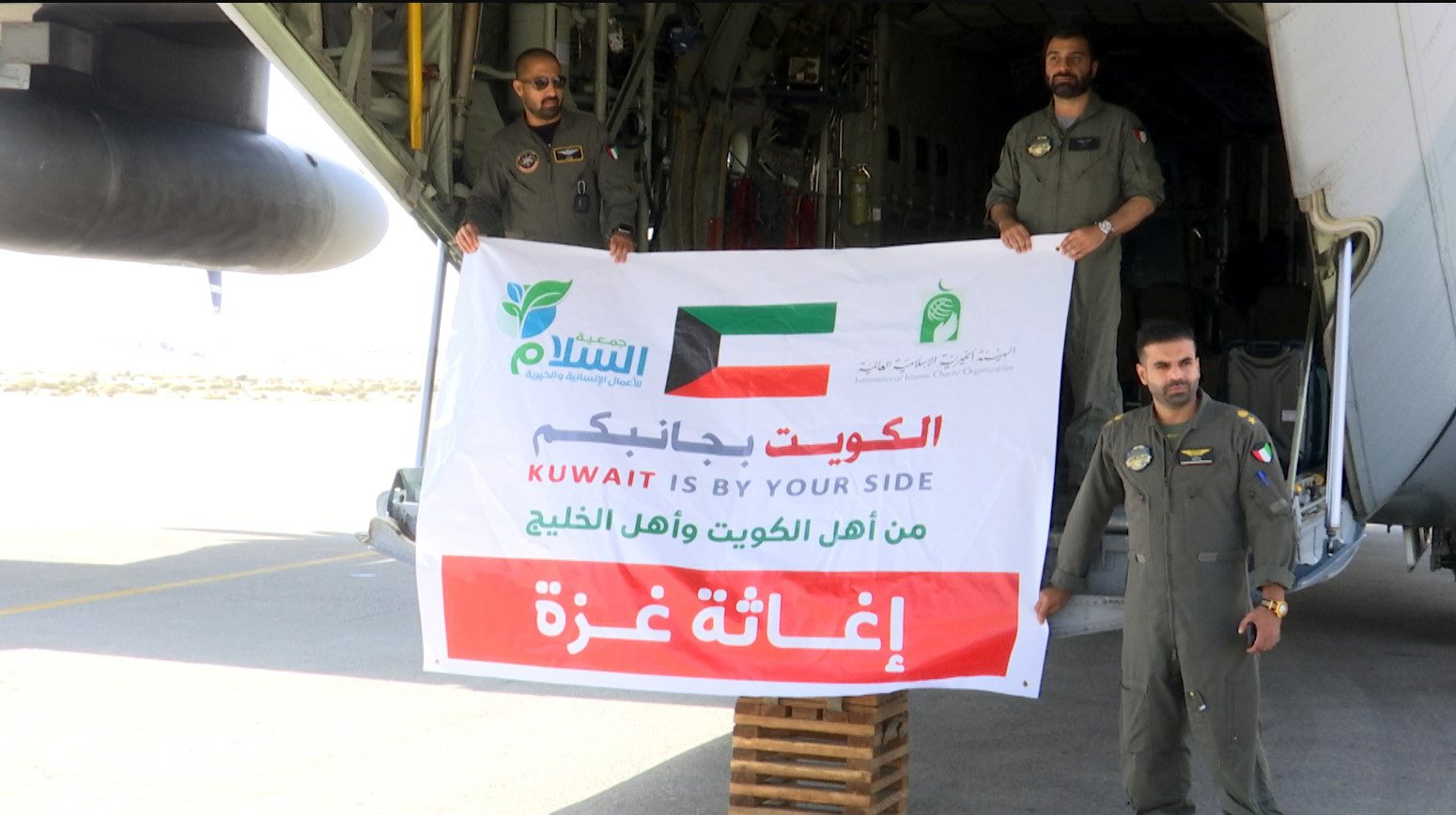 وصول الطائرة الثانية من المساعدات الإغاثية الكويتية إلى غزة مطار العريش وصول الطائرة الثانية من المساعدات الإغاثية الكويتية إلى غزة مطار العريش