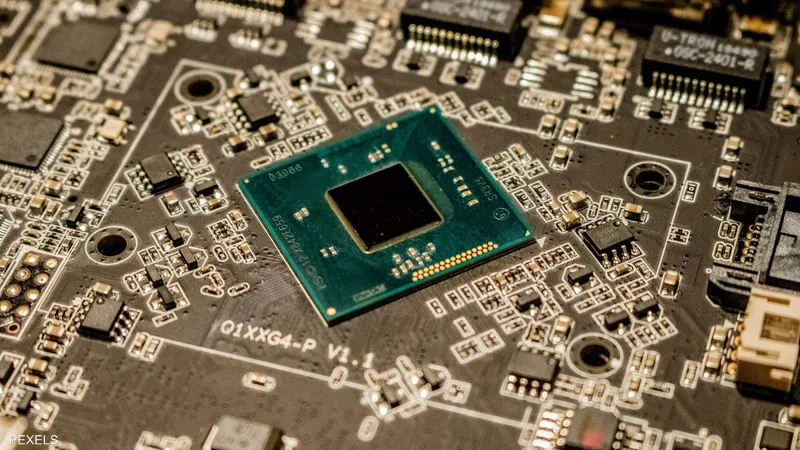 TSMC تؤكد تفوقها على إنتل في سباق التكنولوجيا لصنع الرقائق الإلكترونية TSMC تؤكد تفوقها على إنتل في سباق التكنولوجيا لصنع الرقائق الإلكترونية