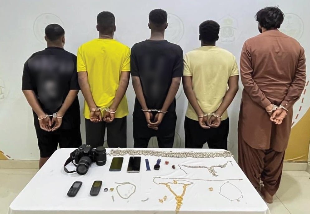 ضبط (5) أشخاص لارتكابهم حوادث سطو على منازل بالرياض ضبط (5) أشخاص لارتكابهم حوادث سطو على منازل بالرياض