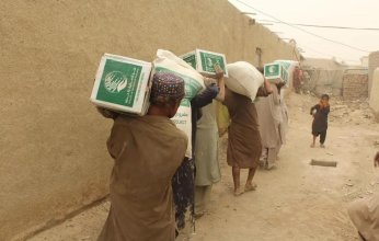 مركز الملك سلمان للإغاثة يوزع حقائب إيوائية للمتضررين من الفيضانات وسلال غذائية بباكستان