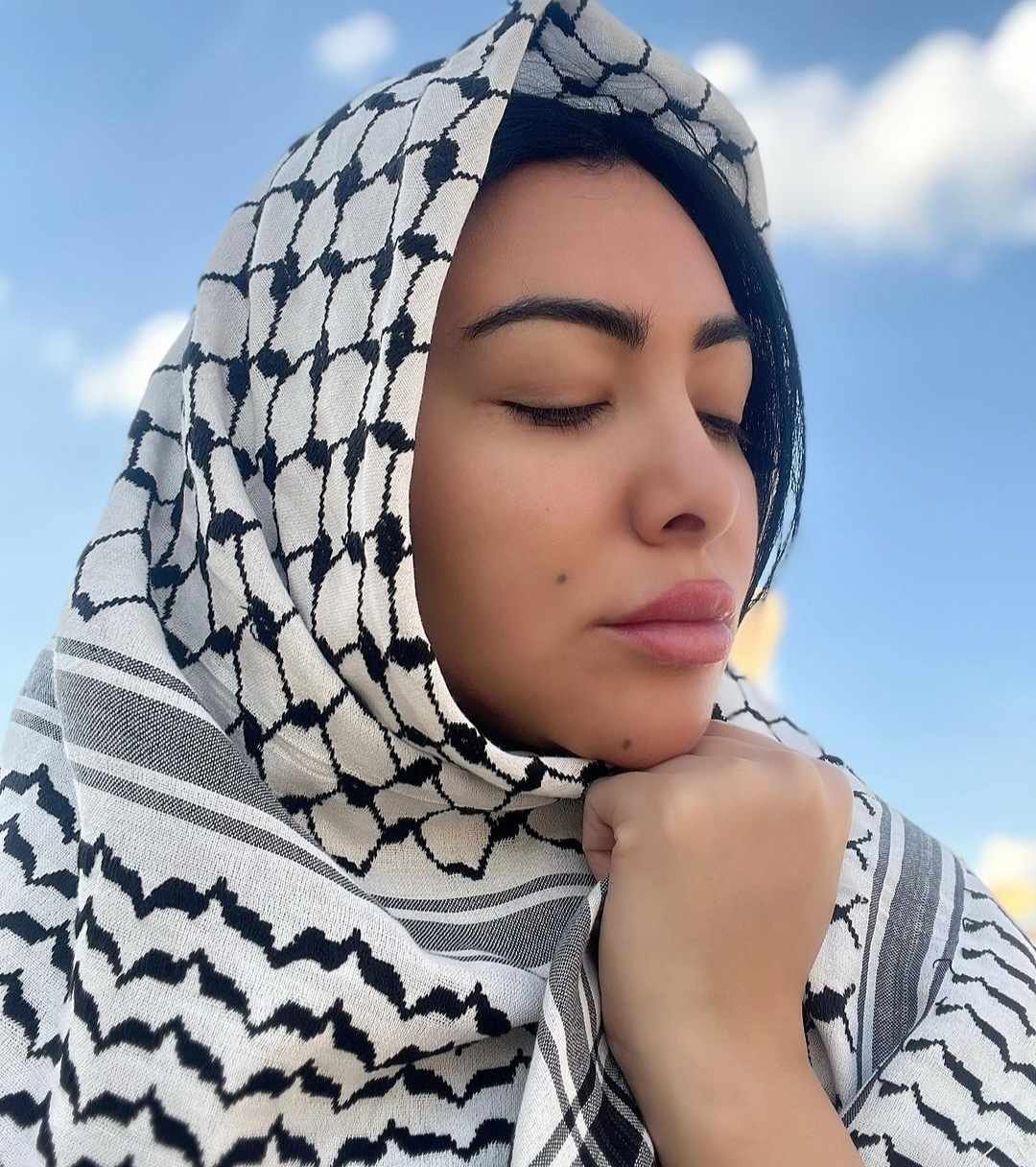 ميرهان حسين تشارك جمهورها بالشال الفلسطيني على إنستجرام 2 khaligyoun30271