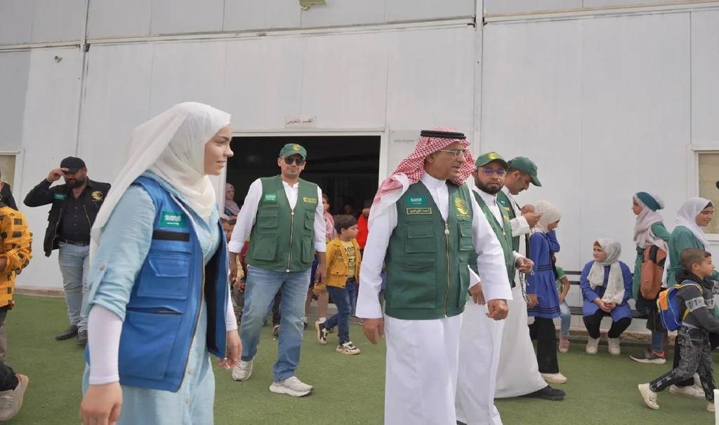 مركز الملك سلمان للإغاثة يتفقد مراكز التموين الغذائي ويزور مركز خدمة المجتمع ويدشن تشغيل وتطوير عيادات في مخيم الزعتري بالأردن مركز الملك سلمان للإغاثة يتفقد مراكز التموين الغذائي ويزور مركز خدمة المجتمع ويدشن تشغيل وتطوير عيادات في مخيم الزعتري بالأردن