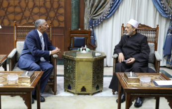 شيخ الأزهر يستقبل سفير مصر لدى الفاتيكان ويبعث رسالة إلى البابا فرنسيس