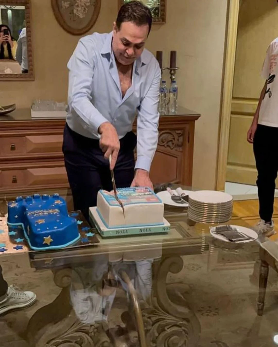 حكيم يشارك جمهوره صورا من عيد ميلاده الـ 61 5 khaligyoun35087