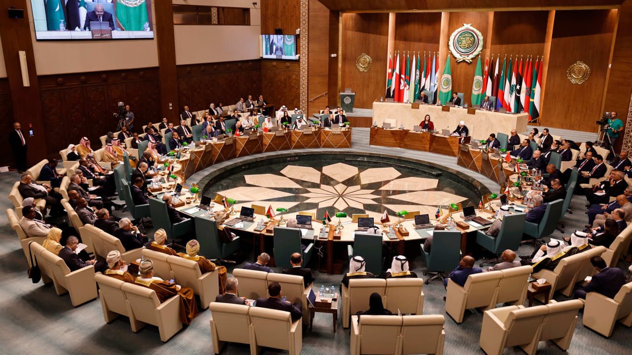 الجامعة العربية تسلم تقريرا لمحكمة العدل الدولية بشأن الاحتلال الإسرائيلي للأراضي الفلسطينية الجامعة العربية تسلم تقريرا لمحكمة العدل الدولية بشأن الاحتلال الإسرائيلي للأراضي الفلسطينية