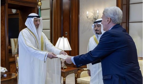 الخارجية الكويتية تتسلم أوراق اعتماد عدد من السفراء الجدد الخارجية الكويتية تتسلم أوراق اعتماد عدد من السفراء الجدد