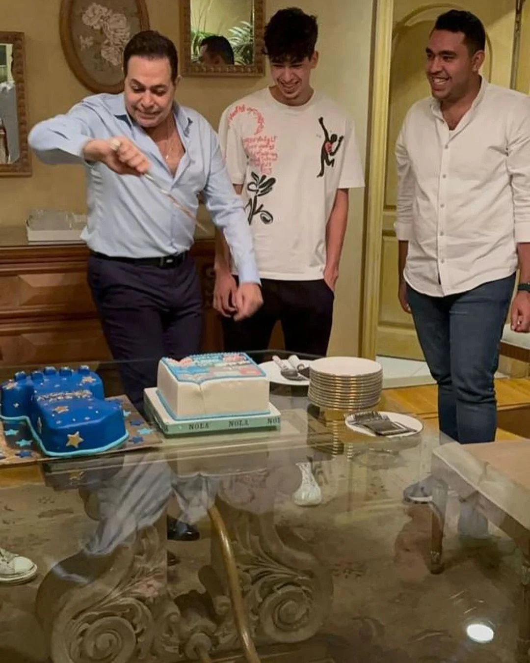 حكيم يشارك جمهوره صورا من عيد ميلاده الـ 61 2 khaligyoun38764