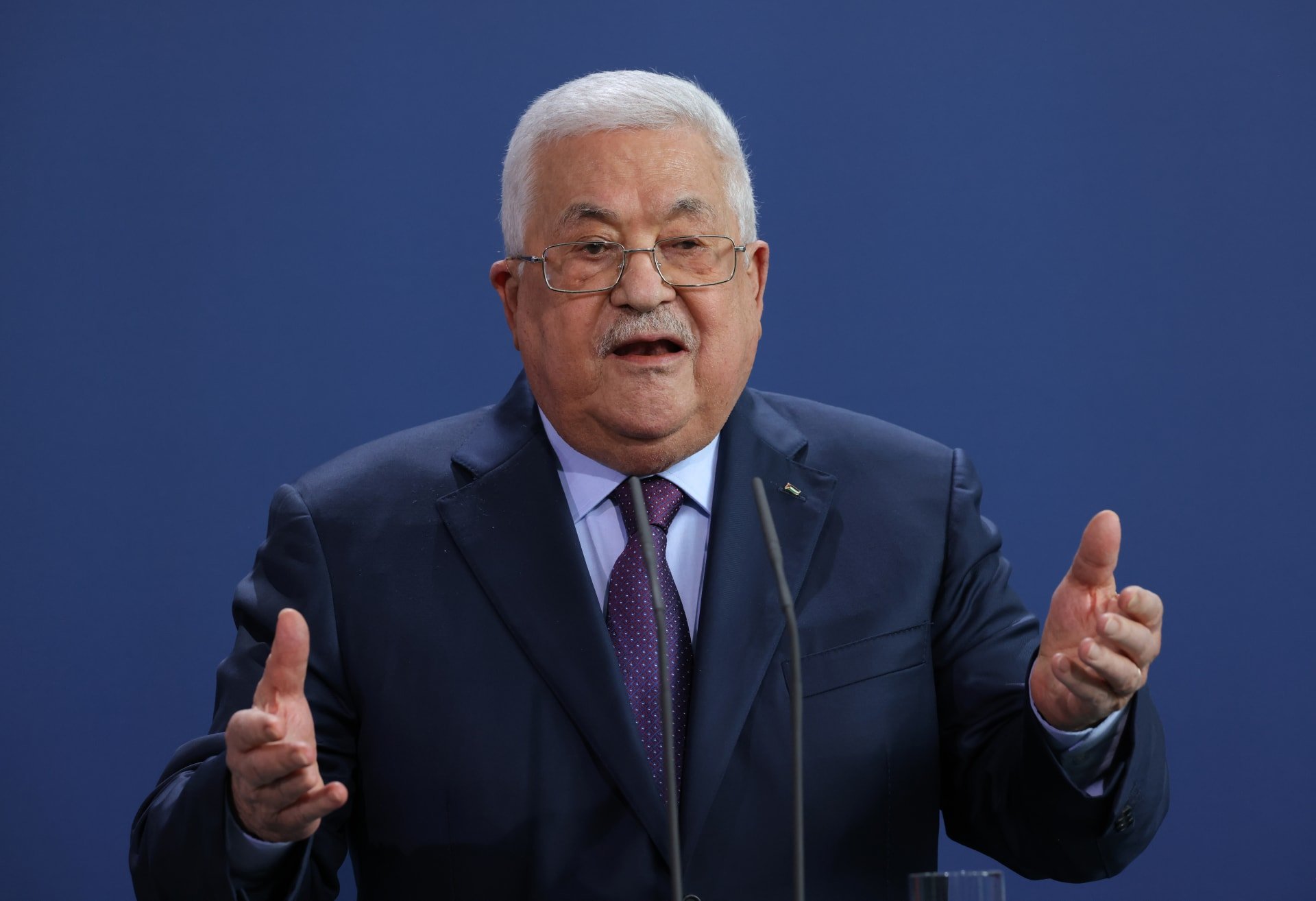 الرئيس عباس يدعو القيادة الفلسطينية لاجتماع عاجل هذه الليلة الرئيس عباس يدعو القيادة الفلسطينية لاجتماع عاجل هذه الليلة