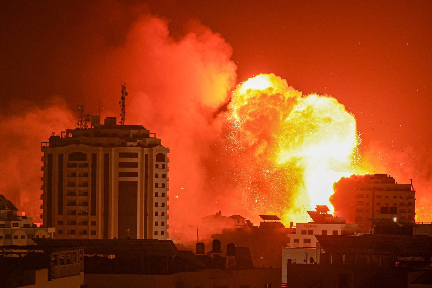 مدير مستشفى الشفاء بغزة: نواجه نقصًا كبيرًا في الأدوية والمستلزمات الطبية بالمستشفيات مدير مستشفى الشفاء بغزة: نواجه نقصًا كبيرًا في الأدوية والمستلزمات الطبية بالمستشفيات