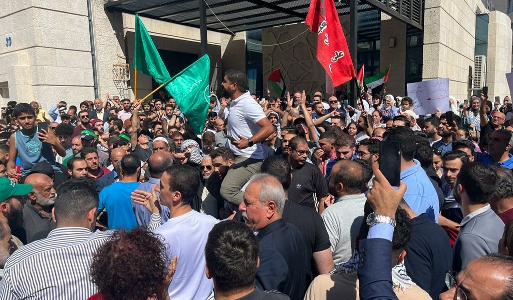 آلاف الأردنيين يتظاهرون تضامنا مع غزة آلاف الأردنيين يتظاهرون تضامنا مع غزة