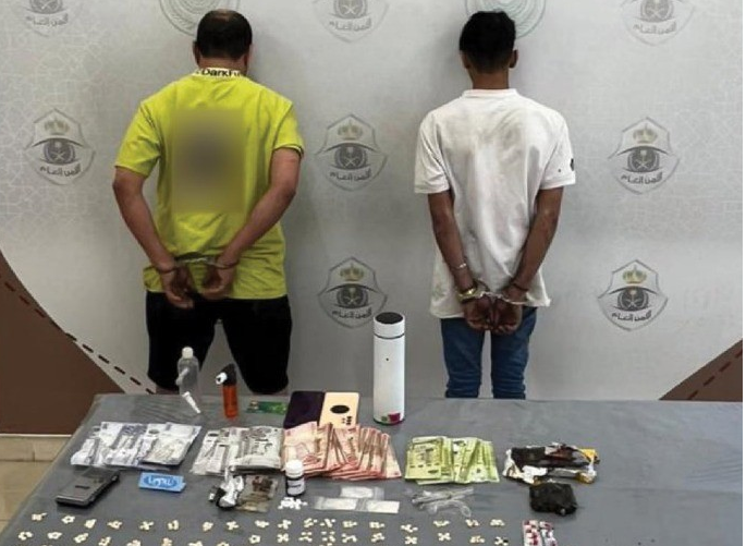 القبض على شخصين لاتخاذهما منزلًا شعبيًا وكرًا لترويج المخدرات بمنطقة مكة القبض على شخصين لاتخاذهما منزلًا شعبيًا وكرًا لترويج المخدرات بمنطقة مكة
