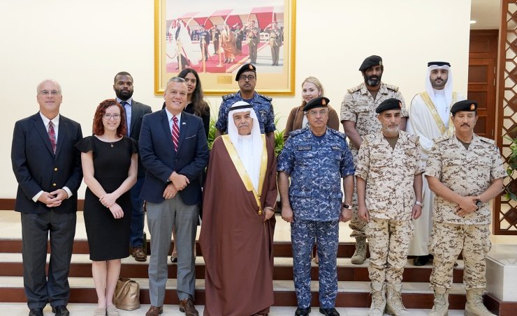 وزير الدفاع البحريني يستقبل وفداً من موظفي مجلسي الشيوخ والنواب بالولايات المتحدة وزير الدفاع البحريني يستقبل وفداً من موظفي مجلسي الشيوخ والنواب بالولايات المتحدة