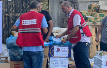 الهلال الأحمر القطري يوزع مساعدات عاجلة على النازحين في قطاع غزة