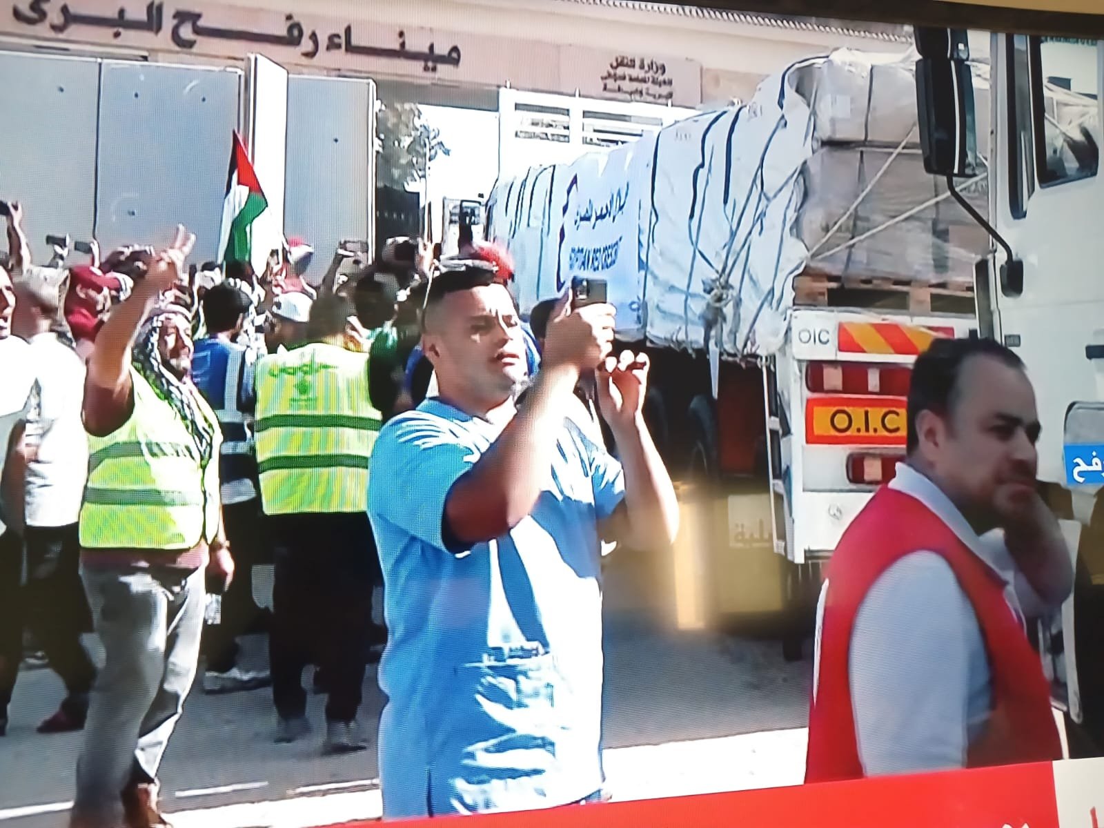 مطار العريش يستقبل طائرتي مساعدات كويتية وعراقية لنقلهما إلى غزة مطار العريش يستقبل طائرتي مساعدات كويتية وعراقية لنقلهما إلى غزة