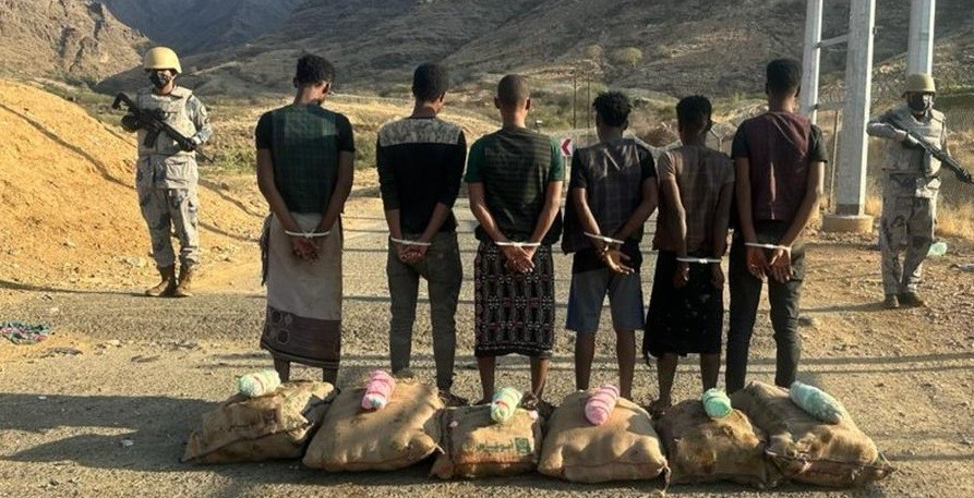 إحباط محاولة تهريب كمية من نبات القات المخدر بمنطقة جازان إحباط محاولة تهريب كمية من نبات القات المخدر بمنطقة جازان