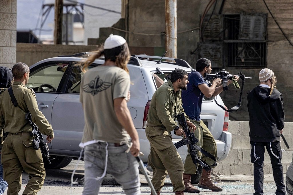 استشهاد فلسطيني واصابة 60 في هجوم للمستوطنين على بلدة بالضفة الغربية استشهاد فلسطيني واصابة 60 في هجوم للمستوطنين على بلدة بالضفة الغربية