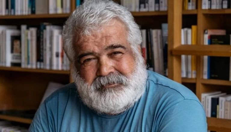 وفاة الكاتب والشاعر السوري خالد خليفة عن عمر ناهز 59 عامًا وفاة الكاتب والشاعر السوري خالد خليفة عن عمر ناهز 59 عامًا