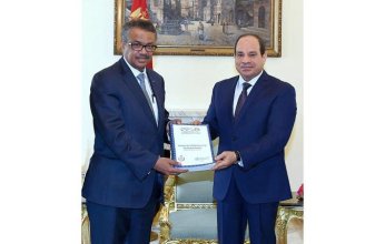 الرئيس السيسي يتسلم من مدير "الصحة العالمية" شهادة المستوى الذهبي للقضاء على فيروس «سي»