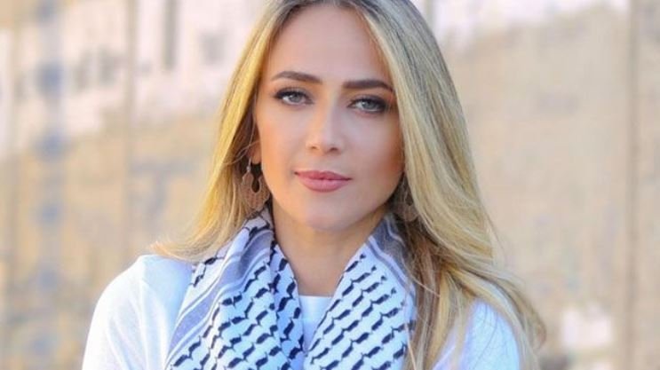 الاحتلال الإسرائيلي يعتقل الفنانة الفلسطينية دلال أبو آمنة الاحتلال الإسرائيلي يعتقل الفنانة الفلسطينية دلال أبو آمنة