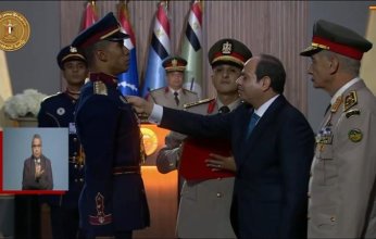 الرئيس المصري يقلد أوائل خريجى الكليات العسكرية أنواط الامتياز والواجب العسكري